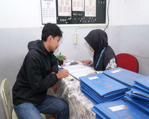 Dokumentasi Pengambilan Rapor Asesmen Akhir Semester Tahun A