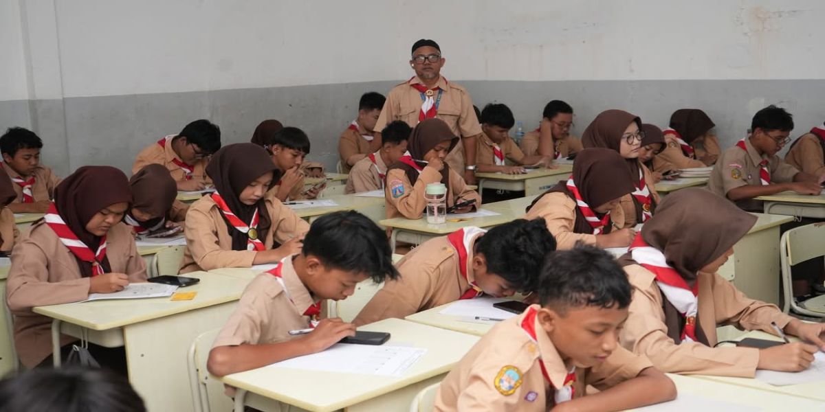 ASAT SEMESTER III HARI KE-3

Tak terasa pelaksanaan Asesmen Sumatif Akhir Tahun (ASAT) Semester II di SMP Era Pembangunan III telah memasuki hari ke-3. Dengan semangat yang tetap menyala, seluruh peserta didik terus berjuang dan menunjukkan kesungguhan dalam mengikuti setiap rangkaian ujian yang berlangsung.

Hari ke-3 menjadi bukti bahwa keberhasilan tidak diraih secara instan, melainkan melalui proses belajar yang konsisten, kerja keras, serta ketekunan yang dilakukan setiap hari. Setiap lembar soal yang dikerjakan merupakan kesempatan untuk menunjukkan kemampuan, pemahaman, dan hasil belajar yang telah diperoleh selama satu tahun ajaran.

Kami mengapresiasi seluruh siswa yang terus menjaga fokus, disiplin, dan semangat belajar selama pelaksanaan ASAT. Sikap tanggung jawab, kejujuran, serta kesungguhan yang ditunjukkan menjadi nilai penting yang akan membentuk karakter unggul untuk masa depan.

Tetaplah percaya pada kemampuan diri sendiri, manfaatkan waktu dengan sebaik-baiknya, dan jangan lupa untuk selalu menjaga kesehatan agar dapat mengikuti seluruh rangkaian ASAT dengan optimal. Setiap usaha yang dilakukan hari ini merupakan investasi berharga untuk meraih cita-cita di masa mendatang.

*"Kesuksesan bukan hanya tentang hasil akhir, tetapi tentang keberanian untuk terus berusaha dan tidak menyerah dalam setiap prosesnya."*

Selamat melanjutkan ASAT Semester II kepada seluruh siswa SMP Era Pembangunan III. Teruslah berjuang, tetap semangat, dan berikan kemampuan terbaik hingga akhir pelaksanaan ujian. Semoga seluruh proses berjalan lancar dan menghasilkan prestasi yang membanggakan.
