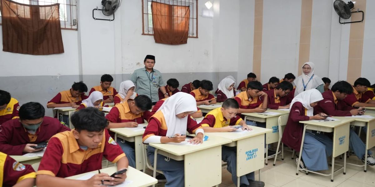 ASAT SEMESTER II &ndash; HARI KE-3&nbsp;


Memasuki hari ke-3 pelaksanaan Asesmen Sumatif Akhir Tahun (ASAT) Semester II, semangat dan antusiasme peserta didik SMK Era Pembangunan tetap terjaga dengan baik. Setiap langkah yang dijalani hari ini merupakan bagian dari proses pembelajaran yang telah ditempuh selama satu tahun ajaran.

ASAT bukan hanya tentang menjawab soal dan memperoleh nilai, tetapi juga tentang melatih kedisiplinan, tanggung jawab, kejujuran, serta kemampuan untuk menghadapi tantangan dengan penuh percaya diri. Melalui kegiatan ini, siswa diajak untuk mengukur sejauh mana pemahaman dan kompetensi yang telah mereka capai selama proses belajar berlangsung.

Kami mengapresiasi seluruh peserta didik yang terus menunjukkan semangat, fokus, dan kesungguhan dalam mengikuti setiap rangkaian ujian. Tetap pertahankan motivasi belajar, manfaatkan waktu dengan sebaik-baiknya, dan jangan lupa untuk selalu menjaga kesehatan agar dapat mengikuti kegiatan ASAT hingga selesai dengan optimal.

Perjalanan masih berlanjut, namun setiap usaha yang dilakukan hari ini akan menjadi bekal berharga untuk masa depan. Teruslah berjuang, karena hasil terbaik lahir dari proses yang dijalani dengan sungguh-sungguh dan penuh tanggung jawab.

Keberhasilan bukan hanya tentang mencapai tujuan, tetapi juga tentang bagaimana kita menjalani setiap proses dengan tekun dan penuh semangat."*

Selamat melanjutkan ASAT Semester II kepada seluruh siswa SMK Era Pembangunan. Tetap semangat, tetap fokus, dan berikan kemampuan terbaik hingga hari terakhir.
